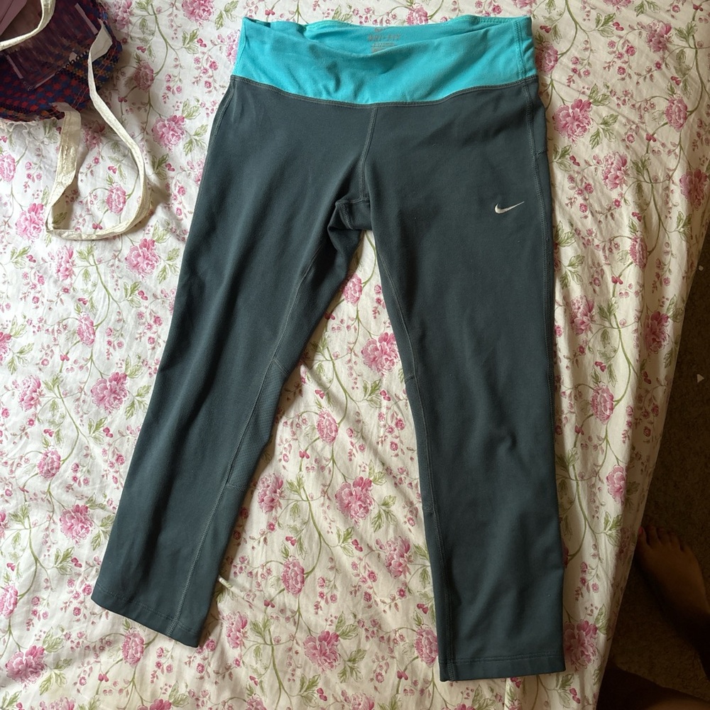 Nike low waist capri leggings with teal waist hehehe gorgeous workout leggings